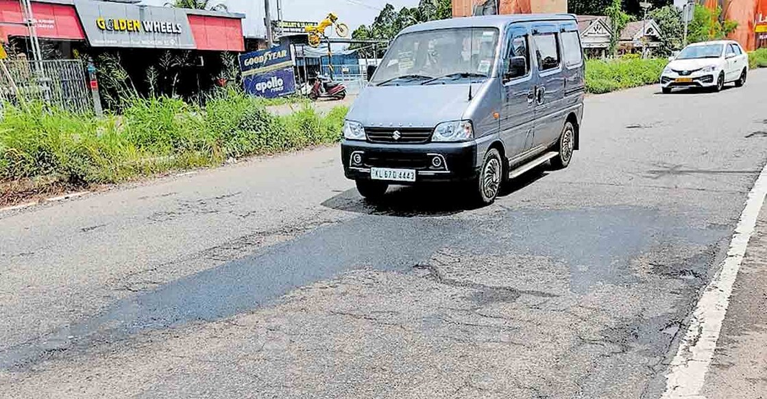 എംസി റോഡിൽ കുറിച്ചി ഔട്പോസ്റ്റ് ഭാഗത്തു സ്ഥിരം അപകടം സൃഷ്ടിച്ചിരുന്ന കുഴി അടച്ചപ്പോൾ.  
