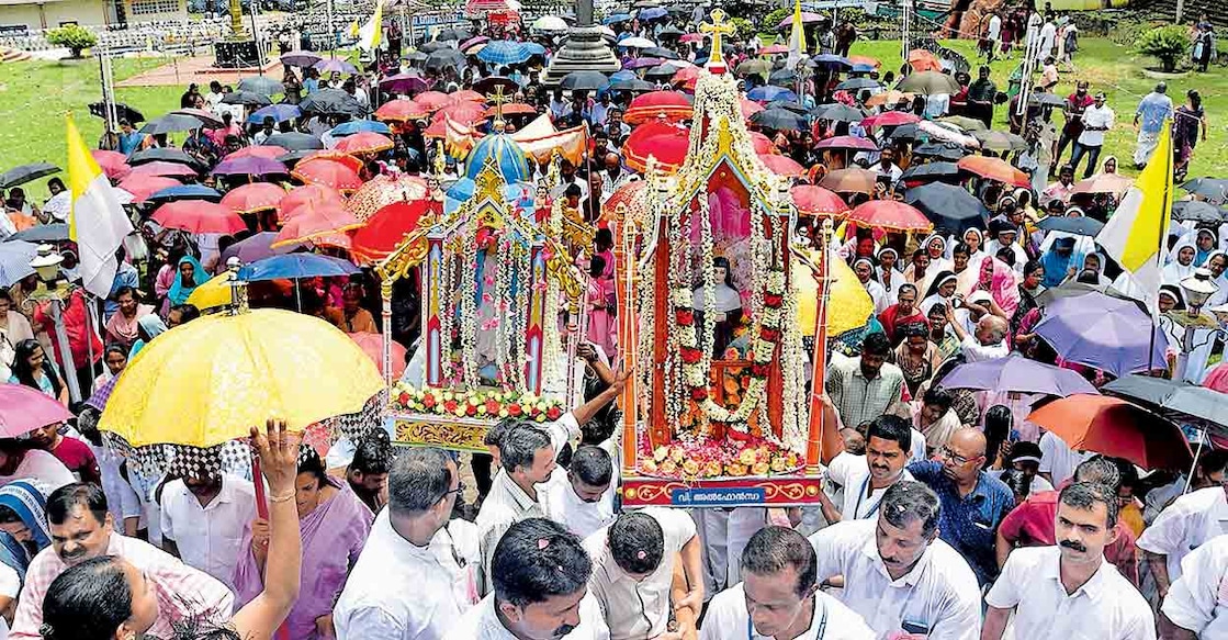 വിശുദ്ധ അൽഫോൻസാമ്മയുടെ തിരുനാളായ ഇന്നലെ ഭരണങ്ങാനം തീർഥാടന കേന്ദ്രത്തിൽ നടന്ന പ്രദക്ഷിണം. ചിത്രം: മനോരമ    