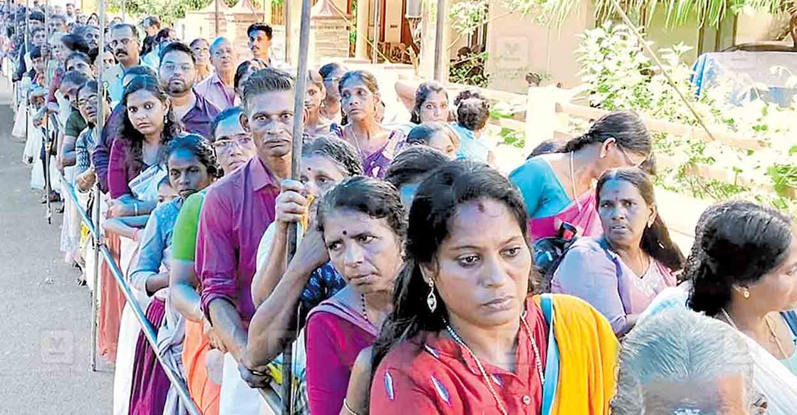 രാമപുരം ശ്രീരാമ സ്വാമി ക്ഷേത്രത്തിൽ ദർശനത്തിനായി കാത്തുനിൽക്കുന്ന ഭക്തജനങ്ങൾ.  