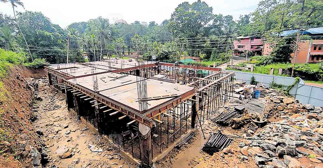 കുറവിലങ്ങാട് കോഴാ ബ്ലോക്ക് ഓഫിസിനു സമീപം തണൽ വഴിയോര വിശ്രമകേന്ദ്രം നിർമാണം പുരോഗമിക്കുന്നു.  
