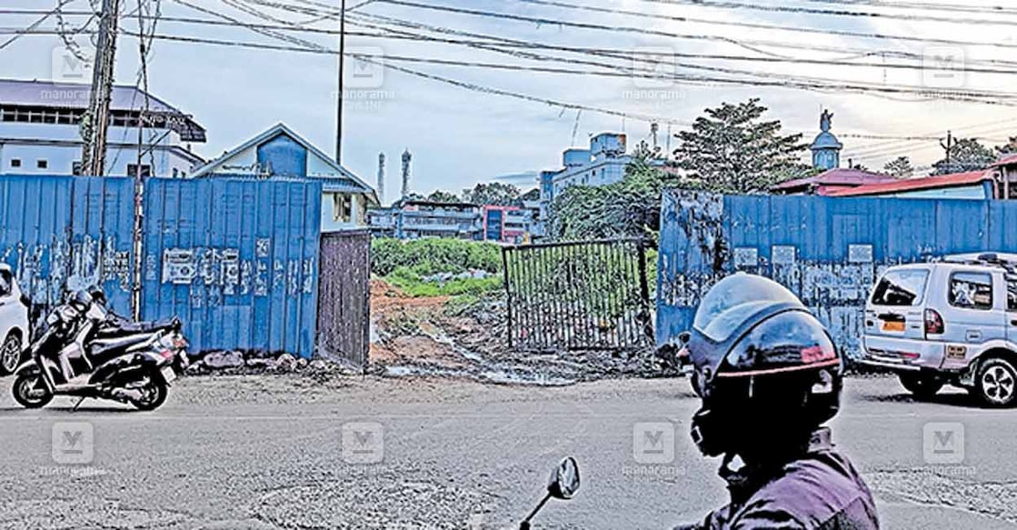 ഏറ്റുമാനൂർ നഗരസഭ ഷോപ്പിങ് കോംപ്ലക്സിനായി അടച്ചു കെട്ടിയ സ്ഥലം നടപ്പാതയ്ക്കായി തുറന്നു കൊടുത്തപ്പോൾ.  
