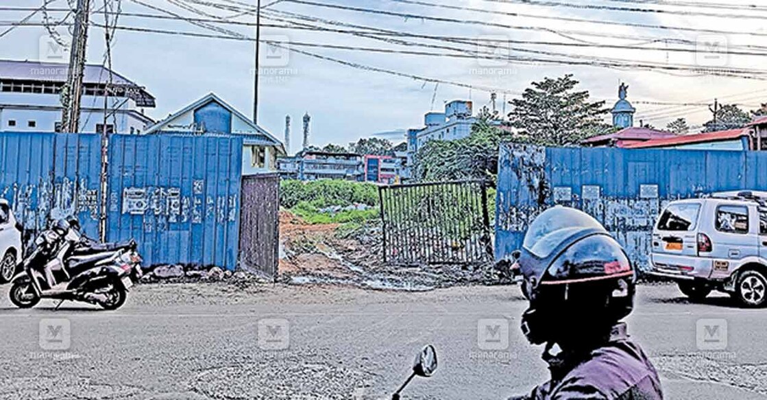 ettumanoor-muncipality-shoppiing-complex-project ഏറ്റുമാനൂർ നഗരസഭ ഷോപ്പിങ് കോംപ്ലക്സിനായി അടച്ചു കെട്ടിയ സ്ഥലം നടപ്പാതയ്ക്കായി തുറന്നു കൊടുത്തപ്പോൾ.