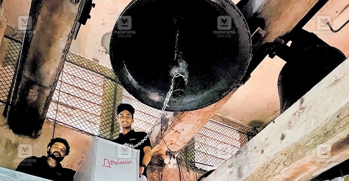 അതിരമ്പുഴ പള്ളിയിലെ പ്രശസ്തമായ പള്ളിമണി വൈദ്യുതീകരിച്ചപ്പോൾ.  