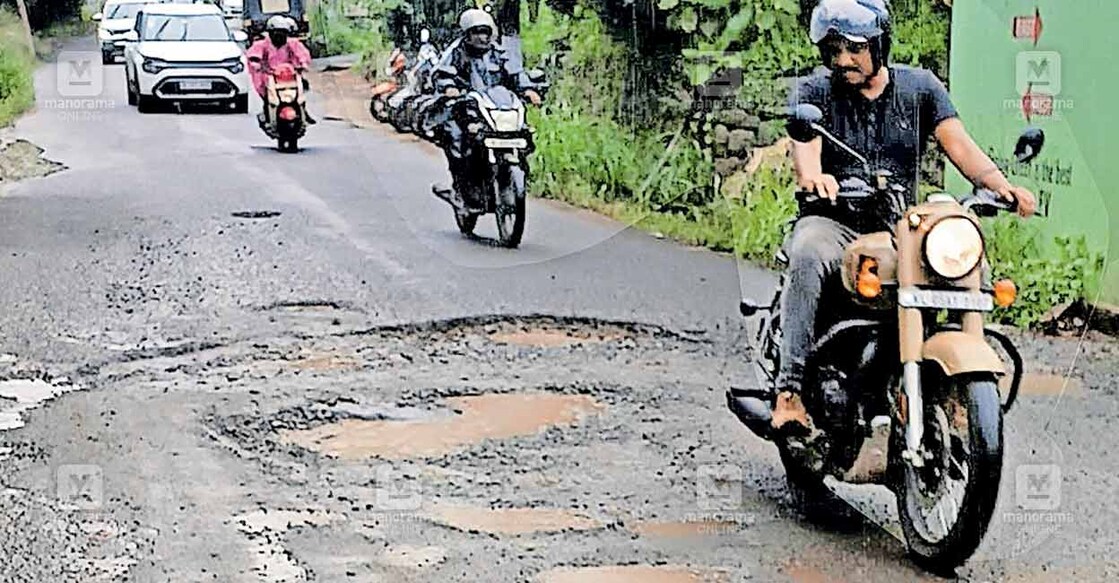 kottayam-potholes-in-road പഴയ കെകെ റോഡിൽ രൂപപ്പെട്ട ഗർത്തം.