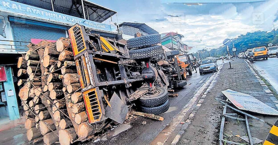 kottayam-road-accident എംസി റോഡിൽ കുറവിലങ്ങാട് കോഴാ ഭാഗത്തു ഡിവൈഡറിൽ ഇടിച്ചു മറിഞ്ഞ തടിലോറി.