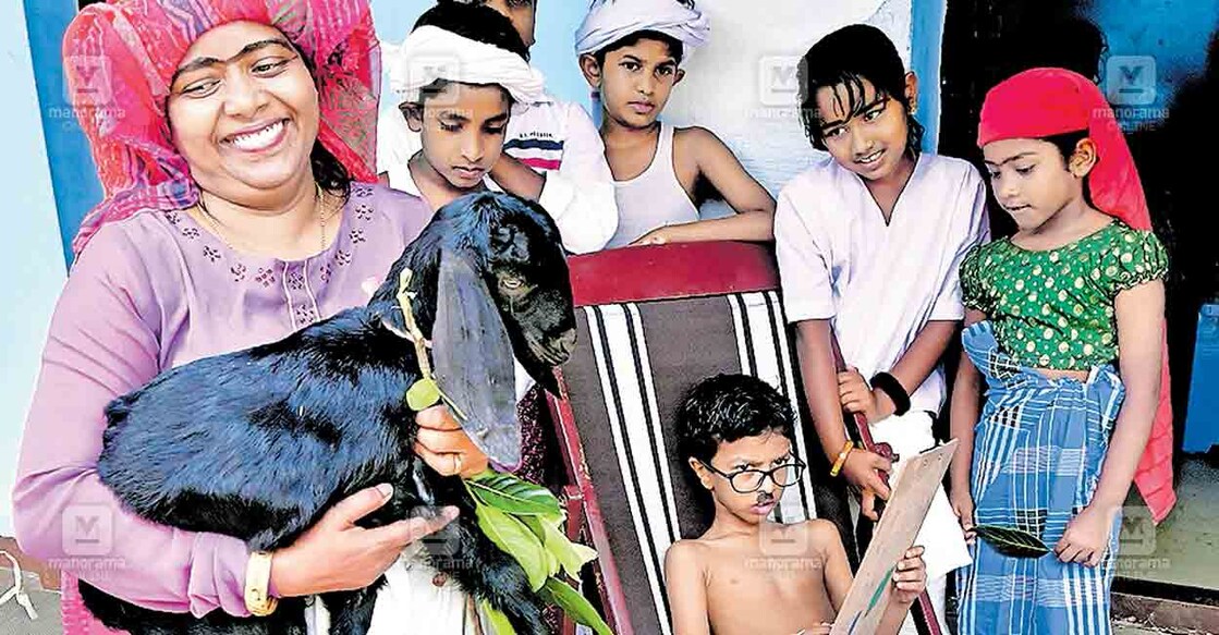 kottayam-vaikom-muhammad-basheer വൈക്കം മുഹമ്മദ് ബഷീർ അനുസ്മരണത്തോടനുബന്ധിച്ച് പാക്കിൽ സിഎംഎസ് എൽപി സ്കൂളിലെ വിദ്യാർഥികൾ ബഷീർ കഥാപാത്രങ്ങളുടെ സംഗമം നടത്തിയപ്പോൾ. പാത്തുമ്മയുടെ വേഷത്തിൽ മലയാളം അധ്യാപിക പി.ഡി.ബീനാമോളും ബഷീറായി വേഷമിട്ട് രണ്ടാം ക്ലാസ് വിദ്യാർഥി ടി.എസ്.ആദിദേവും. ബഷീർ നോവലിലെ മറ്റ് കഥാപാത്രങ്ങളും സമീപം. ചിത്രം: വിഷ്ണു സനൽ / മനോരമ