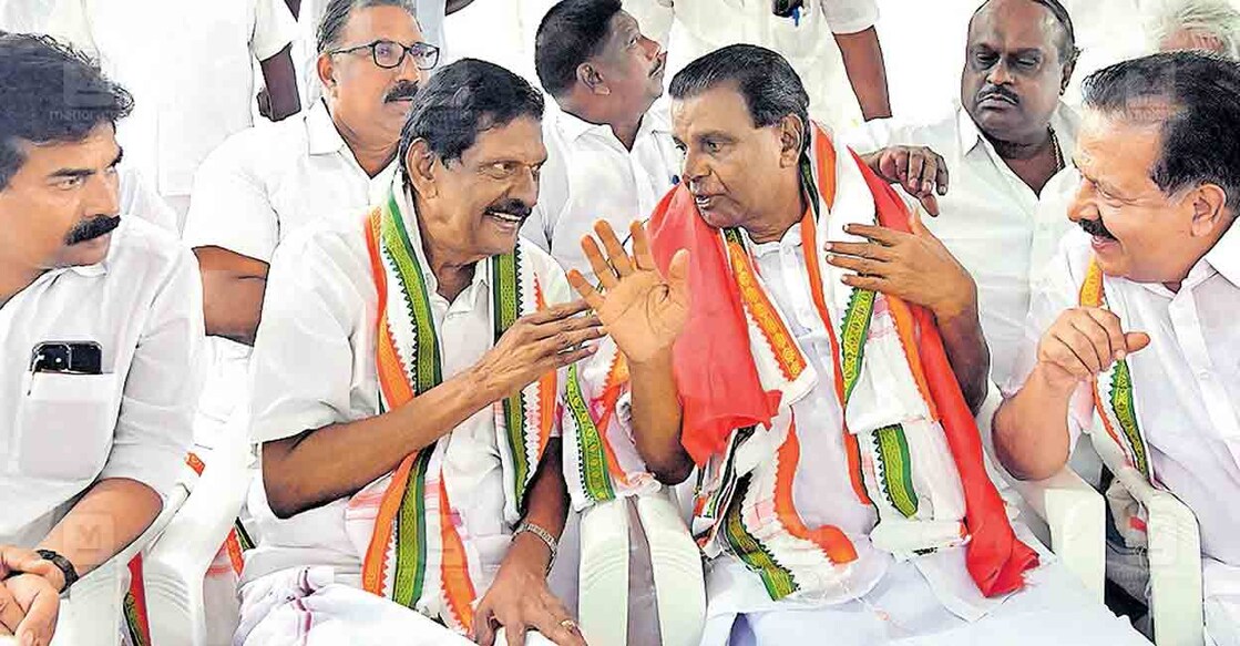 കോട്ടയത്തെ ആകാശപ്പാതയുടെ നിർമാണം പൂർത്തിയാക്കണമെന്നാവശ്യപ്പെട്ട് തിരുവഞ്ചൂർ രാധാകൃഷ്ണൻ എംഎൽഎയുടെ നേതൃത്വത്തിൽ ആകാശപ്പാതയുടെ താഴെ നടത്തിയ ഉപവാസസമരം ഉദ്ഘാടനം ചെയ്യാനെത്തിയ കോൺഗ്രസ് പ്രവർത്തക സമിതി അംഗം രമേശ് ചെന്നിത്തലയും കേരള കോൺഗ്രസ് ചെയർമാൻ പി.ജെ ജോസഫും തിരുവഞ്ചൂർ രാധാകൃഷ്ണൻ എംഎൽഎയും സംഭാഷണത്തിൽ. ഡിസിസി പ്രസിഡന്റ് നാട്ടകം സുരേഷ് സമീപം.