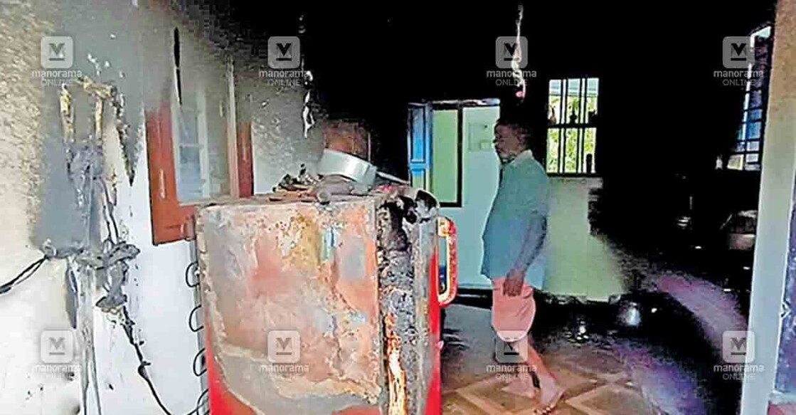 നീണ്ടൂർ കൈപ്പുഴ ചാക്കാപ്പാടം തങ്കച്ചന്റെ വീടിനു തീപിടിച്ച് 
വീട്ടുപകരണങ്ങൾ കത്തിനശിച്ച നിലയിൽ  
