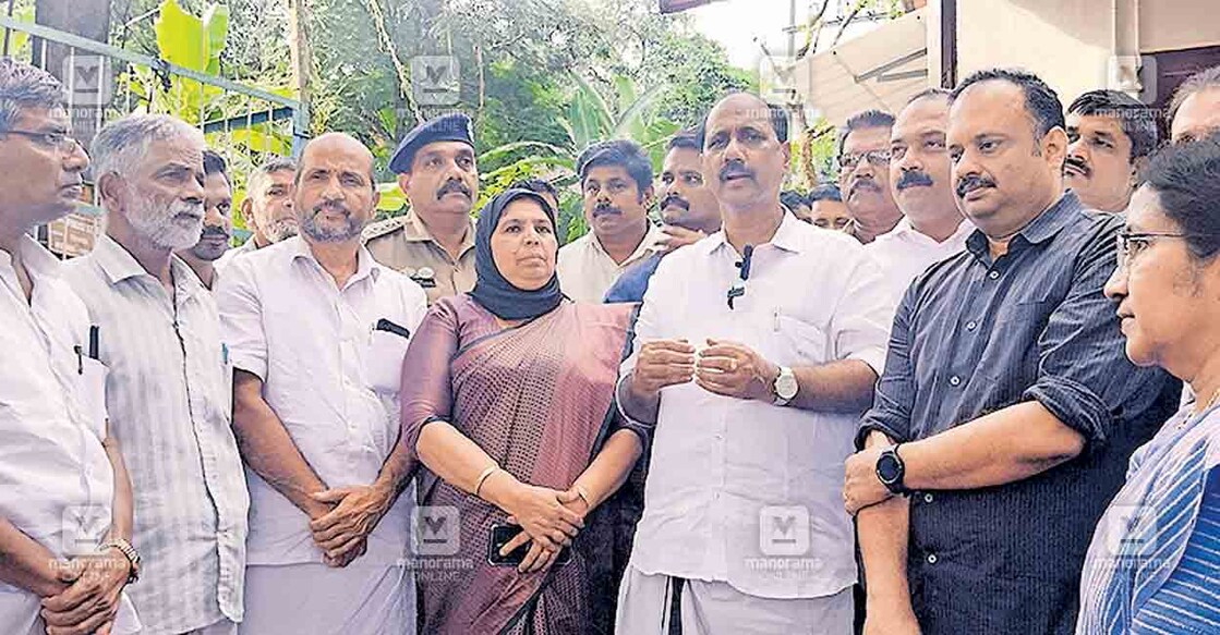 ഈരാറ്റുപേട്ട സിവിൽ സ്റ്റേഷൻ നിർമാണത്തിനായി വിട്ടുകിട്ടിയ പൊലീസ് സ്റ്റേഷൻ വക സ്ഥലം സെബാസ്റ്റ്യൻ കുളത്തുങ്കൽ എംഎൽഎയുടെ നേതൃത്വത്തിൽ സന്ദർശിക്കുന്നു.  