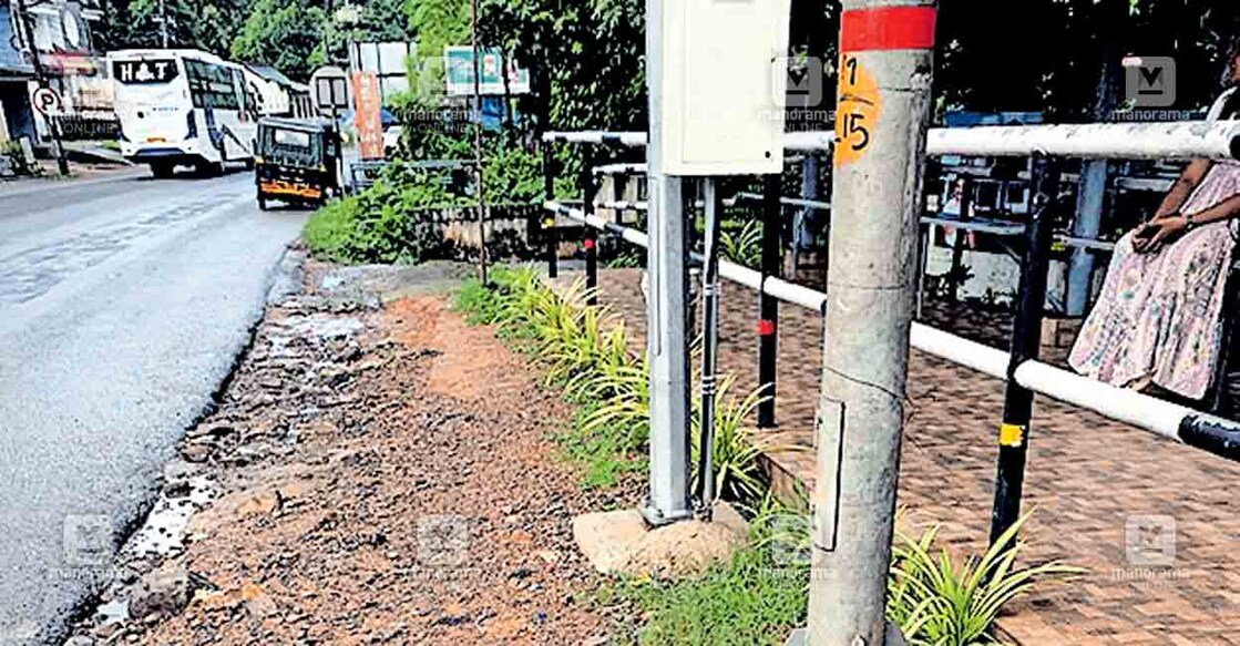 kottayam-waiting-shead-7 മോനിപ്പള്ളി ടൗണിലെ ബസ് കാത്തിരിപ്പുകേന്ദ്രത്തിന്റെ മുൻഭാഗത്തെ അവസ്ഥ.