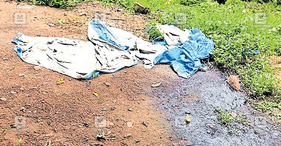 kottayam-waste-6 എരുമേലി നേർച്ചപ്പാറ കവുങ്ങുംകുഴി ഭാഗത്തെ അറവുശാലയിൽ നിന്നുള്ള മലിനജലം പരിസരത്തേക്കു വ്യാപിച്ച നിലയിൽ.