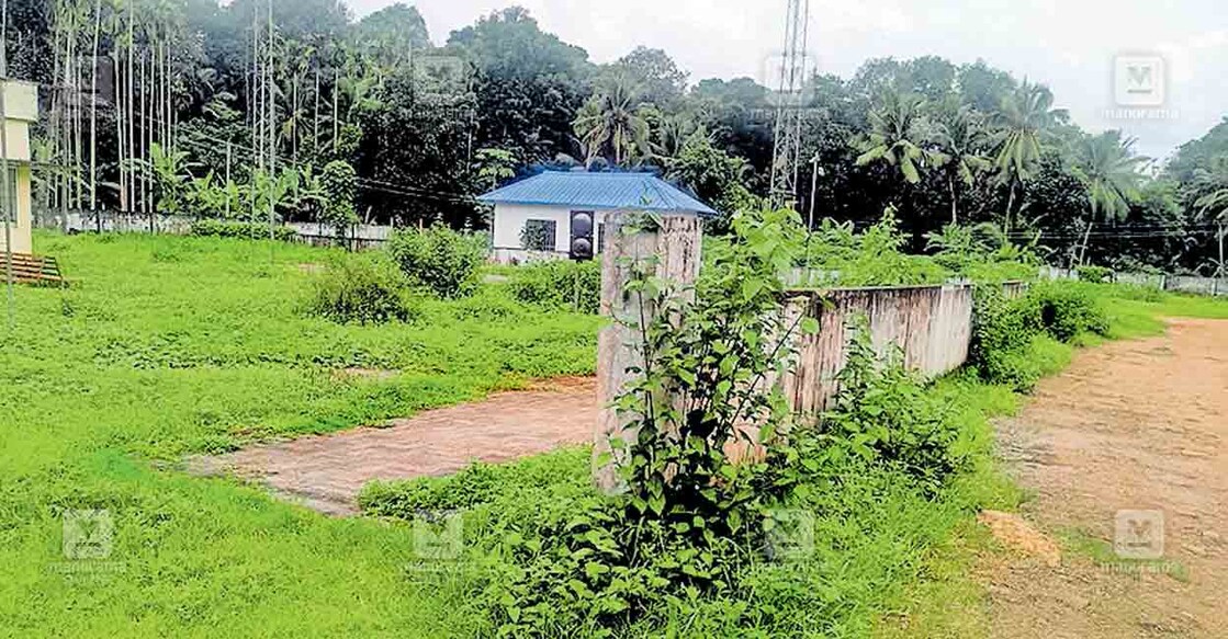 മോനിപ്പള്ളിയിൽ മോട്ടർവാഹന വകുപ്പിനു കീഴിലുള്ള വാഹനപരിശോധനാ കേന്ദ്രം, ഡ്രൈവിങ് ടെസ്റ്റ് സെന്റർ എന്നിവ കാടുകയറിയ നിലയിൽ.  