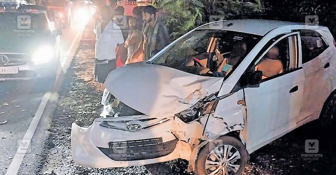 കാണക്കാരി ആശുപത്രിപ്പടിക്ക് സമീപം ഇന്നലെ രാത്രിയിൽ ഉണ്ടായ അപകടത്തിൽ തകർന്ന കാർ.  
