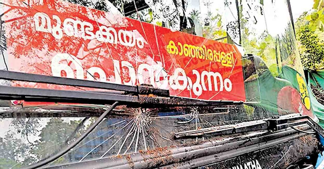 kottayam-lbus ഓടിക്കൊണ്ടിരിക്കുന്നതിനിടെ ഉണങ്ങിയ മരച്ചില്ല വീണു സ്വകാര്യ ബസിന്റെ മുൻവശത്തെ ചില്ലു തകർന്ന നിലയിൽ.