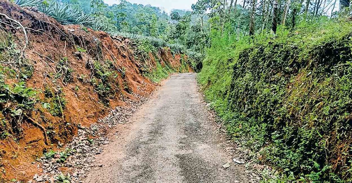 പൈക തിയറ്റർപ്പടി - ഭജനമന്ദിരം റോഡിൽ ഇടപ്പാടി ഭാഗത്ത് അപകടാവസ്ഥയിൽ നിൽക്കുന്ന മൺതിട്ട.  