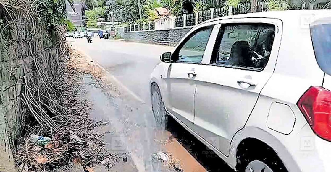 തോട്ടയ്ക്കാട് ആശുപത്രി കവലയിൽ പൈപ്പ് പൊട്ടി വെള്ളം ചീറ്റിത്തെറിക്കുന്ന സ്ഥലത്ത് കാർ നിർത്തി കഴുകുന്നു.  