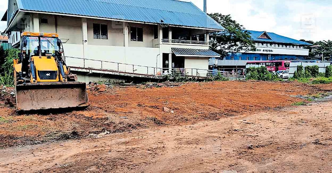 kottayam-removing-garbage-from-ettumanoor-municipal-gate ഏറ്റുമാനൂർ നഗരസഭാ കവാടത്തിലെ മാലിന്യങ്ങൾ ജെസിബി ഉപയോഗിച്ച് നീക്കം ചെയ്യുന്ന ജോലികൾ ആരംഭിച്ചപ്പോൾ.