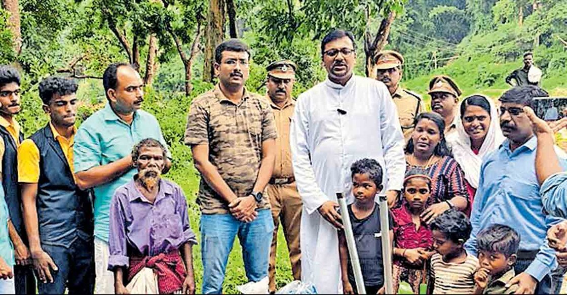 പാമ്പാടി വിമലാംബിക സീനിയർ സെക്കൻഡറി സ്കൂളിലെ വിദ്യാർഥികൾ മുണ്ടേരിയിലെ ആദിവാസി കുടുംബങ്ങൾക്കൊപ്പം. സ്കൂൾ മാനേജർ ഫാ. പ്രദീപ് വാഴത്തറമലയിൽ, വൈസ് പ്രിൻസിപ്പൽ എ.ജെ.അഗസ്റ്റിൻ എന്നിവർ സമീപം.  