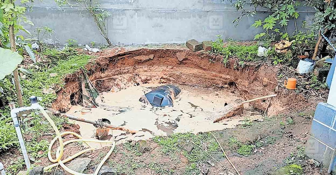 kottayam-well-collapsed പട്ടിമറ്റം കറിപ്ലാവിനു സമീപം പാറയ്ക്കൽ പി.കെ.തങ്കപ്പന്റെ വീടിനു മുൻവശത്തെ കിണർ ഇടിഞ്ഞുതാഴ്ന്ന നിലയിൽ.