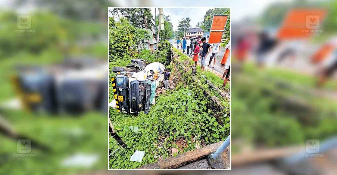 കറുകച്ചാൽ - മല്ലപ്പള്ളി റോഡിൽ നെടുങ്ങാടപ്പള്ളിയിൽ തോട്ടിലേക്ക് മറിഞ്ഞ ലോറി.