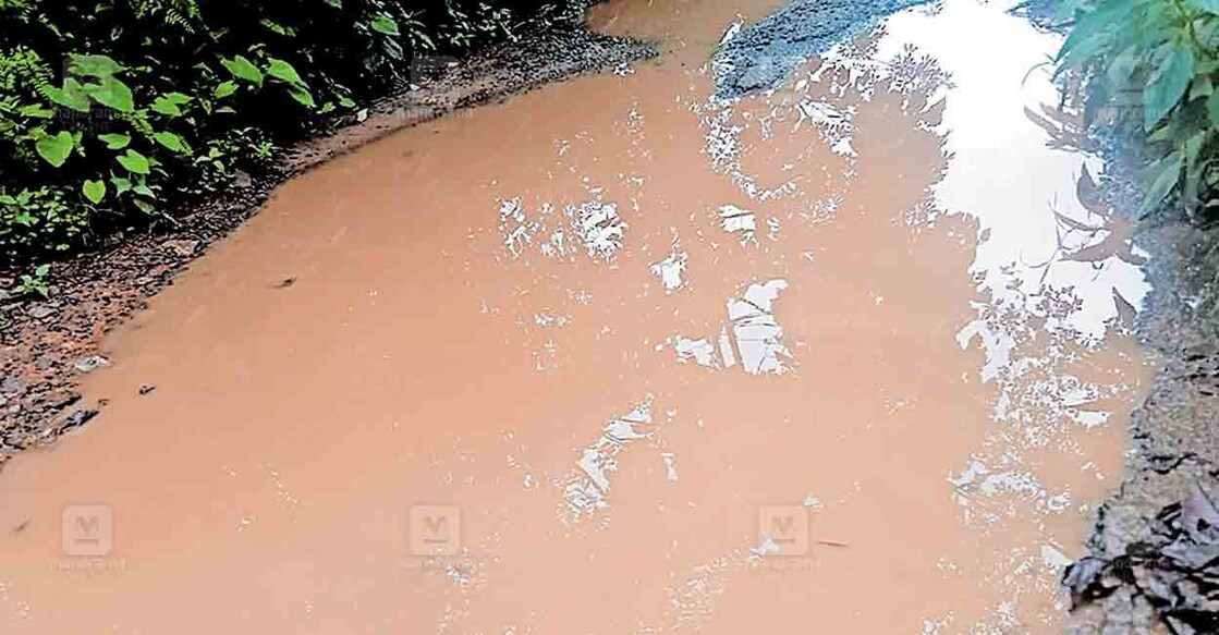 കപ്പാട് – പരിന്തിരിപ്പടി – മാഞ്ഞുക്കുളം റോഡിൽ കോൺക്രീറ്റ് ചെയ്യാതെ കിടക്കുന്ന ഐപിസി പള്ളി ഭാഗത്തെ വെള്ളക്കെട്ട്.  