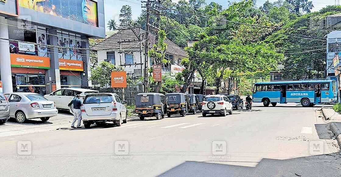 ദേശീയപാത 183ൽ കാഞ്ഞിരപ്പള്ളി കുരിശുങ്കൽ ജംക്‌ഷനിലെ സീബ്രാ വരകൾ മാഞ്ഞ നിലയി‍ൽ.  