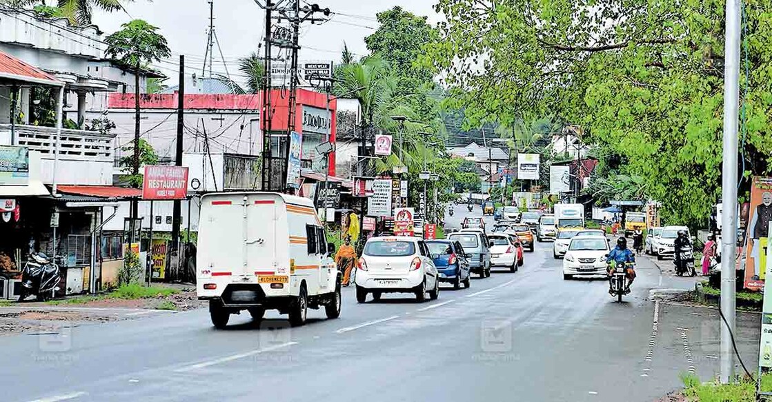 എംസി റോഡിലെ തുരുത്തി പുന്നമൂട് ഭാഗം.