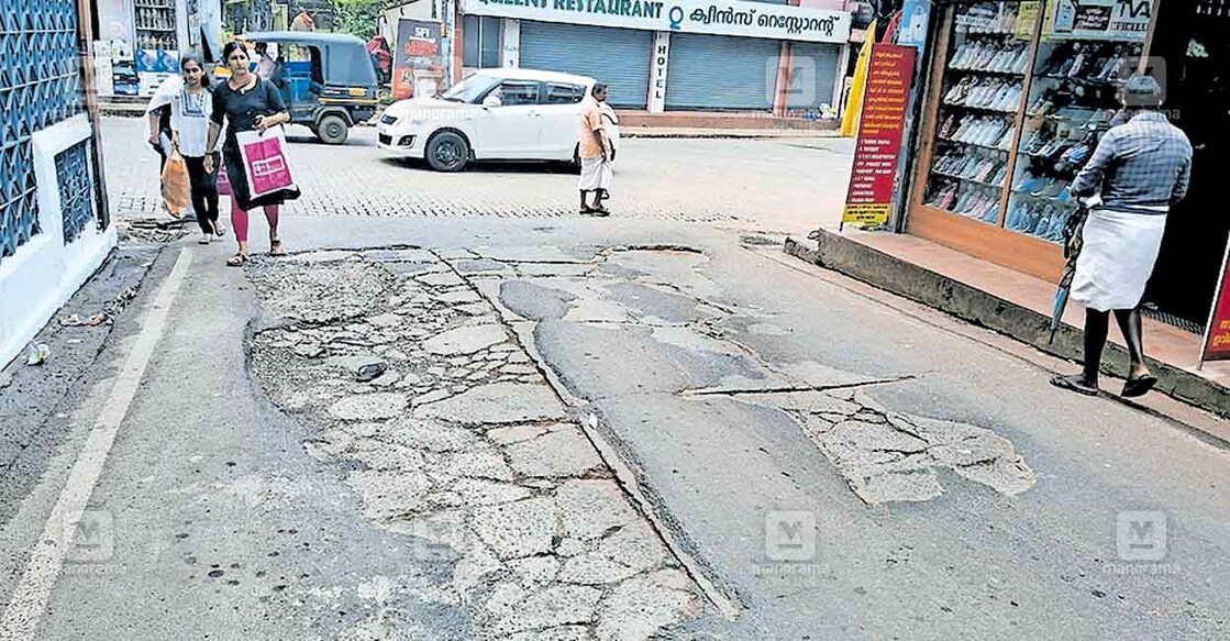 ദേശീയപാതയിൽ നിന്നു കാഞ്ഞിരപ്പള്ളി ബസ് സ്റ്റാൻഡിലേക്കു പ്രവേശിക്കുന്ന റോഡിലെ ടാറിങ്ങും കോൺക്രീറ്റിങും തകർന്ന നിലയിൽ.