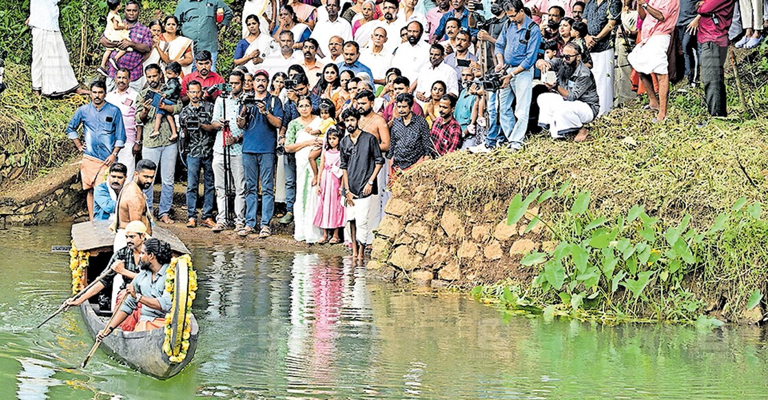 ആറന്മുള ഭഗവാനു തിരുവോണദിവസത്തെ സദ്യയ്ക്കുള്ള വിഭവങ്ങൾ കാട്ടൂരിൽ നിന്നു തിരുവോണത്തോണിയിൽ എത്തിക്കുന്നതിനു മുന്നോടിയായി കുമാരനല്ലൂർ മങ്ങാട്ട് എം.എൻ.അനൂപ് നാരായണ ഭട്ടതിരി മങ്ങാട്ടുകടവിൽ നിന്നു ചുരുളൻ വള്ളത്തിൽ ഇന്നലെ യാത്ര പുറപ്പെട്ടപ്പോൾ.