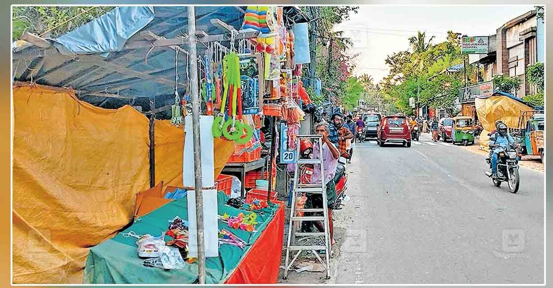 കുലശേഖരമംഗലം മാറ്റപ്പറമ്പിൽ തിരുവോണ ദിവസം നടക്കുന്ന വഴിവാണിഭമായ മാറ്റം ഉത്സവത്തിനായി വഴിയോര കച്ചവടക്കാർ എത്തിത്തുടങ്ങിയപ്പോൾ.  
