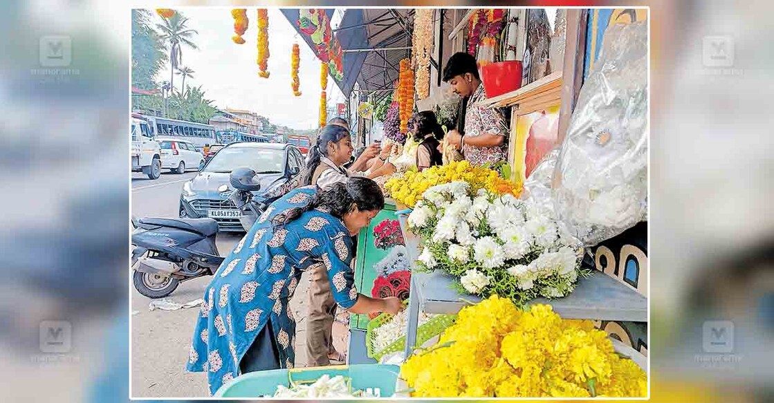 ഏറ്റുമാനൂർ ക്ഷേത്രത്തിനു സമീപത്തെ പൂക്കടയിൽ പൂ വിപണി സജീവമായപ്പോൾ