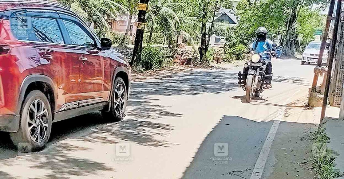 കുമരകം റോഡിന്റെ ഏറ്റവും വീതികുറഞ്ഞ, ജംക്‌ഷനു സമീപത്തെ 
ഭാഗം  
