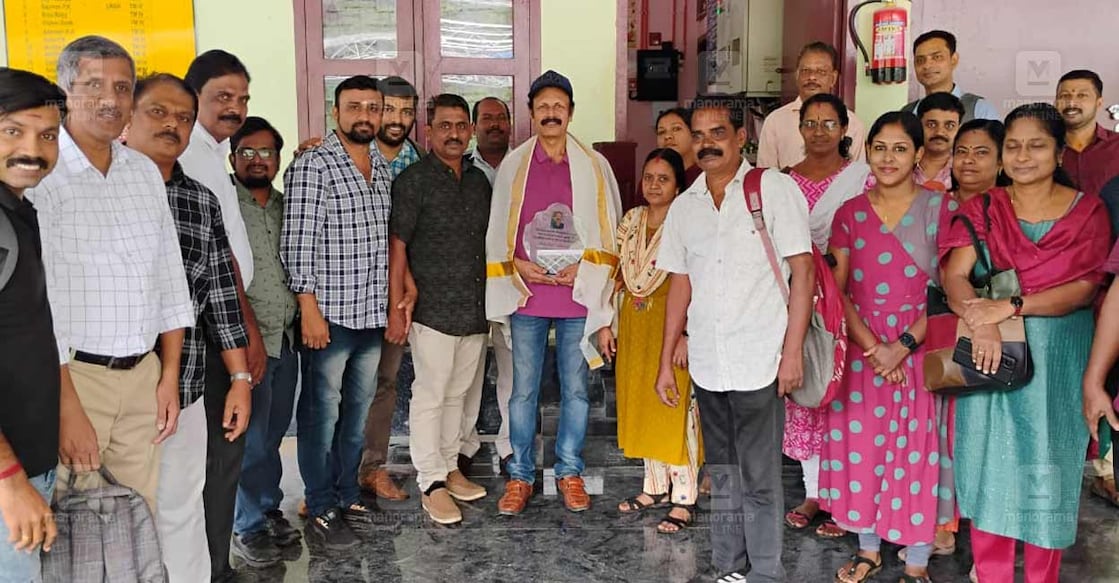friends-on-rails-celebrate-retiring-staff സർവീസിൽ നിന്ന് വിരമിക്കുന്ന സ്റ്റേഷൻ ജീവനക്കാരന് ഏറ്റുമാനൂർ റെയിൽവേ സ്റ്റേഷനിലെ പാസഞ്ചേഴ്സ് ഇന്ന് നൽകിയ യാത്രയയപ്പിൽ നിന്ന്.