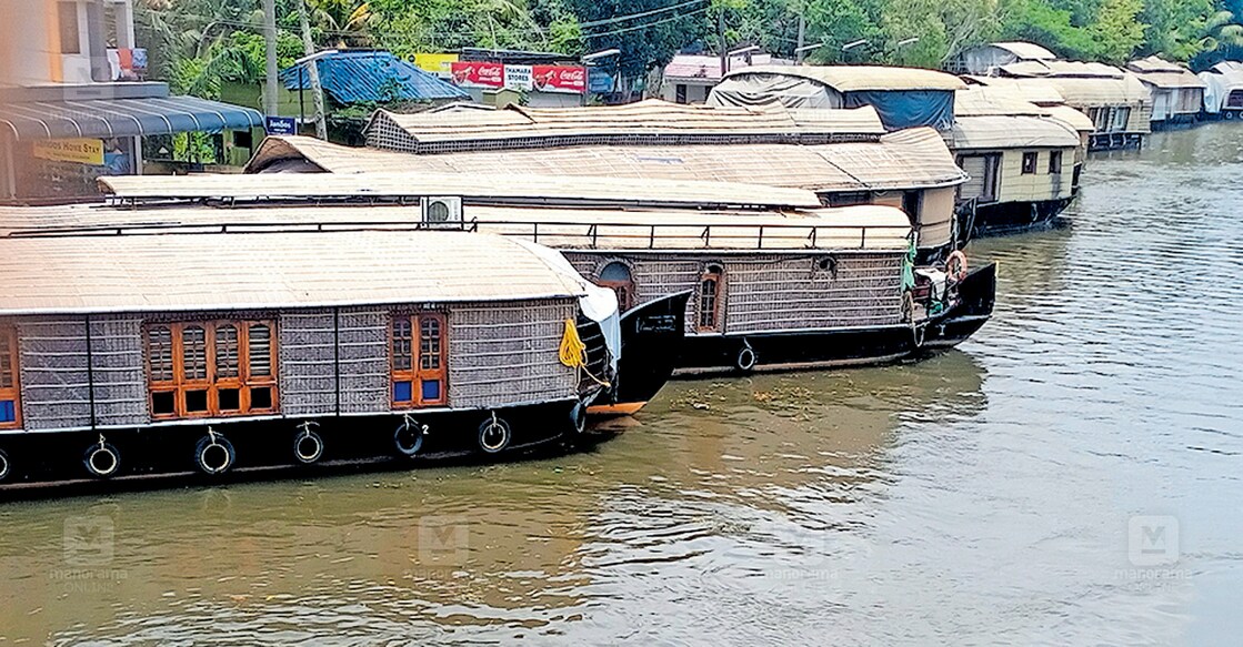 കുമരകം ചീപ്പുങ്കൽ പെണ്ണാർ തോട്ടിൽ കയാക്കിങ് നടത്തുന്ന വിദേശ വിനോദ സഞ്ചാരികൾ.  
