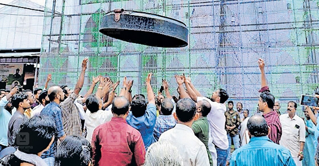 മണർകാട് സെന്റ് മേരീസ് യാക്കോബായ സുറിയാനി കത്തീഡ്രലിൽ കറിനേർച്ചയ്ക്കുള്ള പന്തിരുനാഴി ഘോഷയാത്ര. 