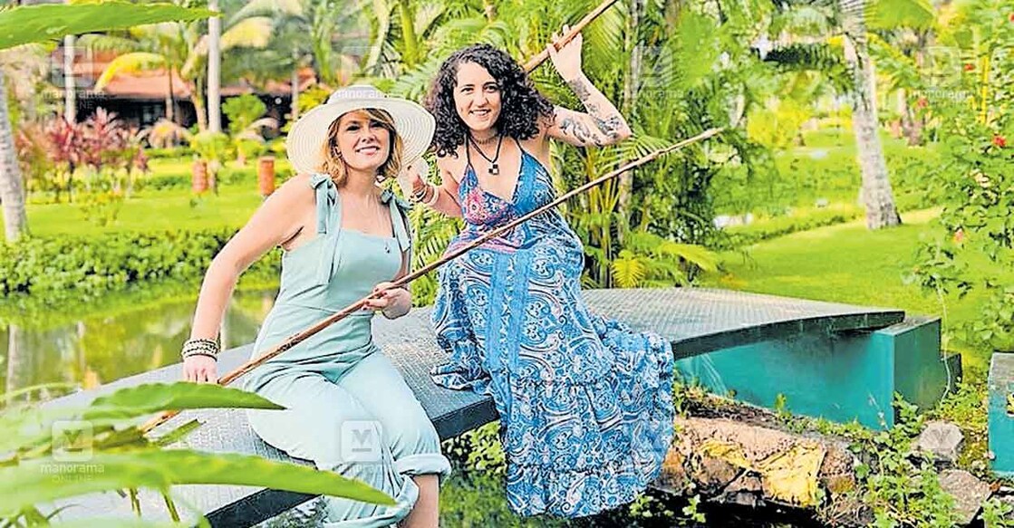 kumarakom-backwaters-tourism
കുമരകത്തെത്തിയ ഫ്രഞ്ച് വനിതകളായ സിസിലിയ പപ്പടിമോ പോളുസും സുഹൃത്ത് ലീന എസാറും