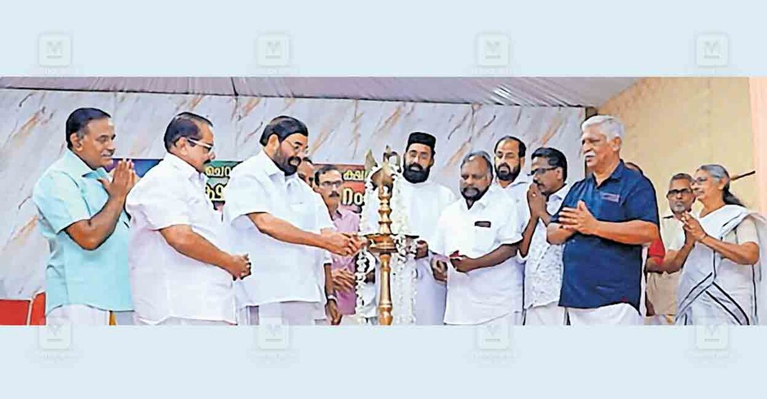 പാമ്പാടി ചെറുവള്ളിക്കാവ് ക്ഷേത്രത്തിന്റെ സമർപ്പണത്തോടനുബന്ധിച്ചു നടന്ന പൊതുസമ്മേളനം 
മന്ത്രി വി.എൻ.വാസവൻ ഉദ്ഘാടനം ചെയ്യുന്നു.  
