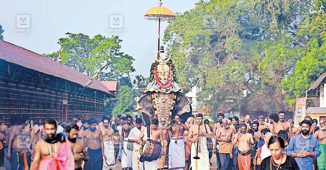 വൈക്കം മഹാദേവ ക്ഷേത്രത്തിലെ മാർകഴി കലശത്തിന്റെ സമാപന ദിനമായ ഇന്നലെ  നടന്ന 
എതൃത്ത ശീവേലി എഴുന്നള്ളിപ്പ്.  
