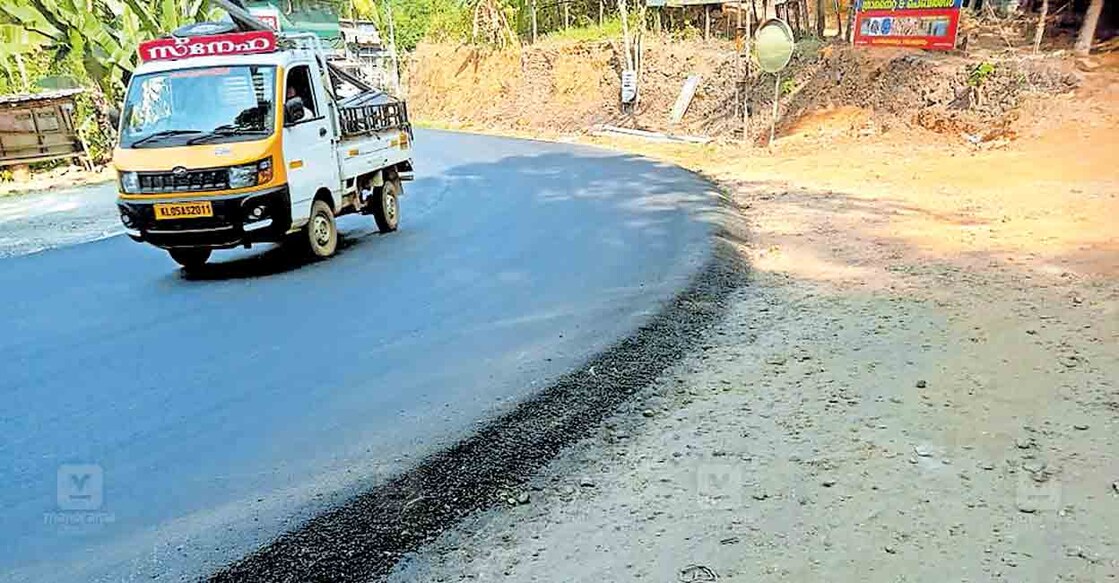 ദേശീയപാത 183ൽ കൊടുങ്ങൂരിൽ റീടാറിങ് നടത്തിയതോടെ ഉണ്ടായ ഉയരവ്യത്യാസം.  
