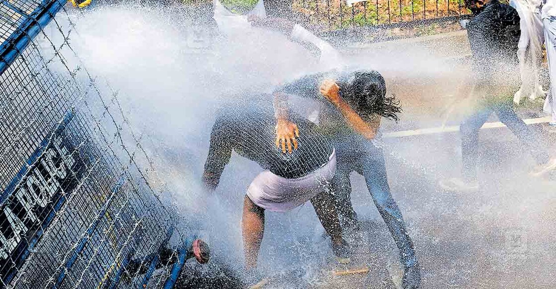 റാഗിങ് കേസിലെ പ്രതികളെ പുറത്താക്കണമെന്നാവശ്യപ്പെട്ട് കോട്ടയം ഗവ.നഴ്സിങ് കോളജിലേക്ക് 
യൂത്ത് കോൺഗ്രസ് ജില്ലാ കമ്മിറ്റി നടത്തിയ മാർച്ചിൽ പൊലീസ് ജലപീരങ്കി പ്രയോഗിക്കുന്നു. ചിത്രം: മനോരമ  
