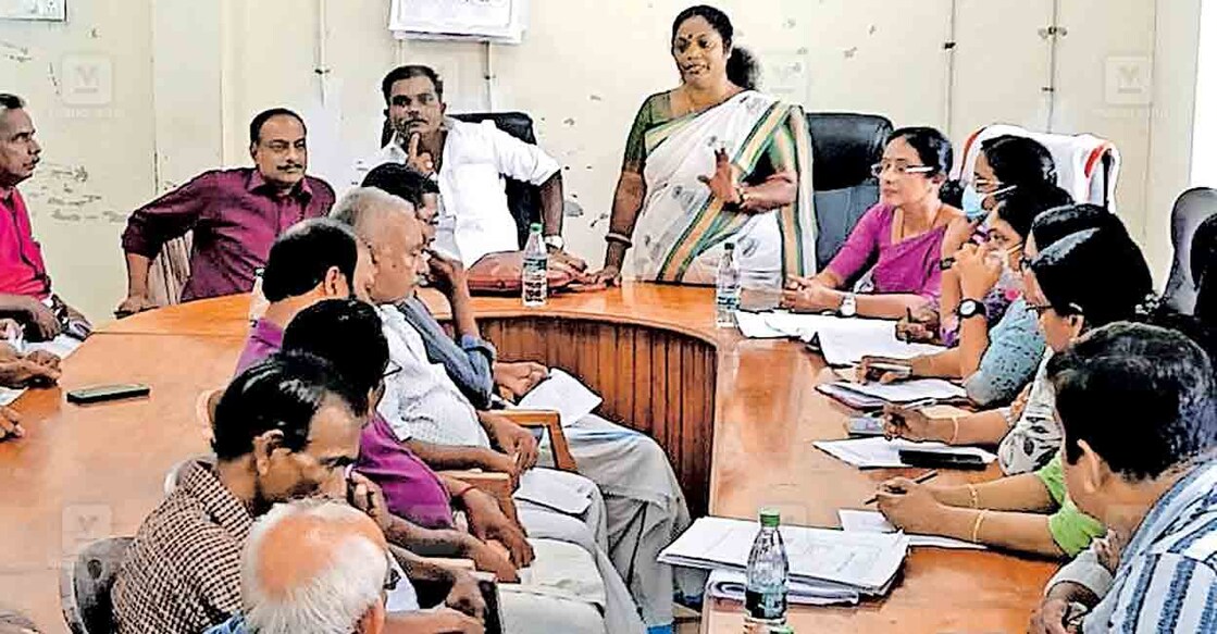 വൈക്കം - വെച്ചൂർ റോഡ് വികസനത്തിന്റെ ഭൂമി ഏറ്റെടുക്കൽ 
നടപടികളുടെ ഭാഗമായി തലയാഴം പഞ്ചായത്ത് ഹാളിൽ ആരംഭിച്ച 
ഹിയറിങ്ങിൽ സി.കെ.ആശ എംഎൽഎ സംസാരിക്കുന്നു.  
