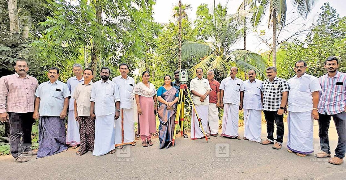 bridge-manitance മേലുകാവ് കുരിശുങ്കൽ പാലം പുതുക്കി പണിയുന്നതിനുള്ള നടപടികളുടെ ഭാഗമായി നേതാക്കളും ഉദ്യോഗസ്ഥരും സ്ഥലം സന്ദർശിക്കുന്നു.