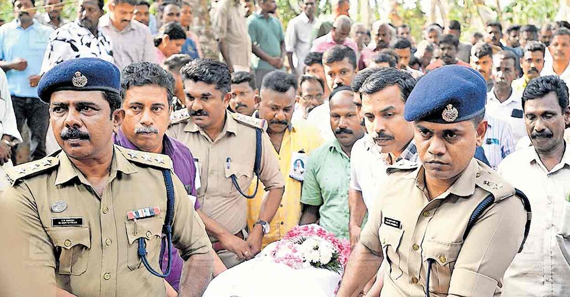 ktm-kuruppumthara-body സി.കെ.ശ്യാംപ്രസാദിന്റെ മൃതദേഹം കുറുപ്പന്തറ മാഞ്ഞൂരിലെ വീട്ടിലേക്ക് ഡിവൈഎസ്പി കെ.ജി.അനീഷ്, ജില്ലാ പൊലീസ് മേധാവി എ.ഷാഹുൽ ഹമീദ്, വെസ്റ്റ് എസ്എച്ച്ഒ കെ.ആർ.പ്രശാന്ത്കുമാർ എന്നിവരുടെ നേതൃത്വത്തിൽ എത്തിക്കുന്നു. ചിത്രം: മനോരമ