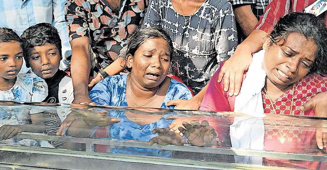 സി.കെ.ശ്യാംപ്രസാദിന്റെ മൃതദേഹം കുറുപ്പന്തറ മാഞ്ഞൂരിലെ വീട്ടിൽ എത്തിച്ചപ്പോൾ പൊട്ടിക്കരയുന്ന (ഇടത്തു നിന്ന്) അമ്മ ജാനകി, ഇളയ മകൾ സേതുലക്ഷ്മി, മകൻ ശ്രീഹരി, മൂത്തമകൾ ശ്രീലക്ഷ്മി, ഭാര്യ അമ്പിളി എന്നിവർ. ചിത്രം: മനോരമ  
