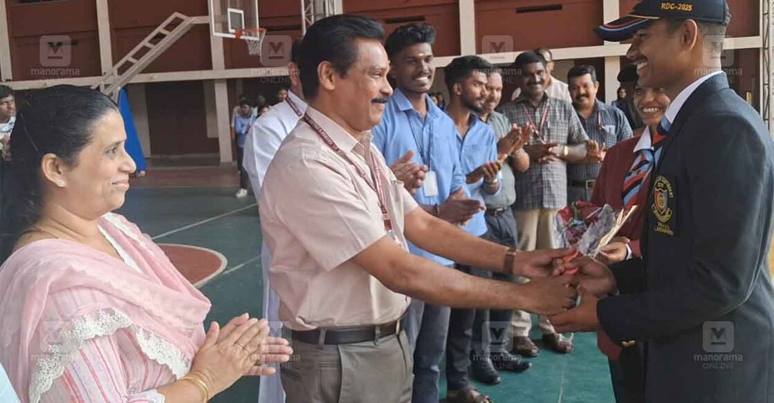 ncc-cadets-honored-1 റിപ്പബ്ലിക് ദിന പരേഡിൽ അരുവിത്തുറ സെന്റ് ജോർജസ് കോളജിൽ നിന്നും പങ്കെടുത്ത എൻസിസി കേഡറ്റുകളായ കുരുവിള സെബാസ്റ്റിനും അൽഫോൻസ അലക്സിനും സ്വീകരണം നൽകിയപ്പോൾ.