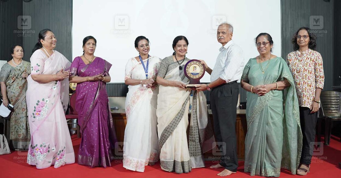 akshara-sthree-sahitya-puraskaram-winner