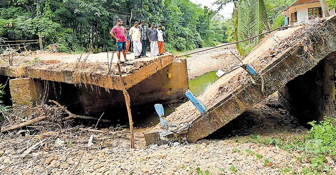 തകർന്ന മൂന്നിലവ് കടപുഴ പാലം.  ചിത്രം: മനോരമ  