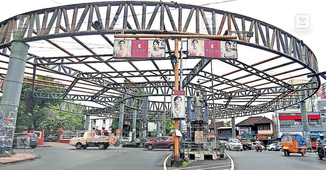 കോട്ടയത്ത് പഴയ ശീമാട്ടി റൗണ്ടാനയിൽ പണി നിലച്ച ആകാശപ്പാത. (ഫയൽ ചിത്രം)