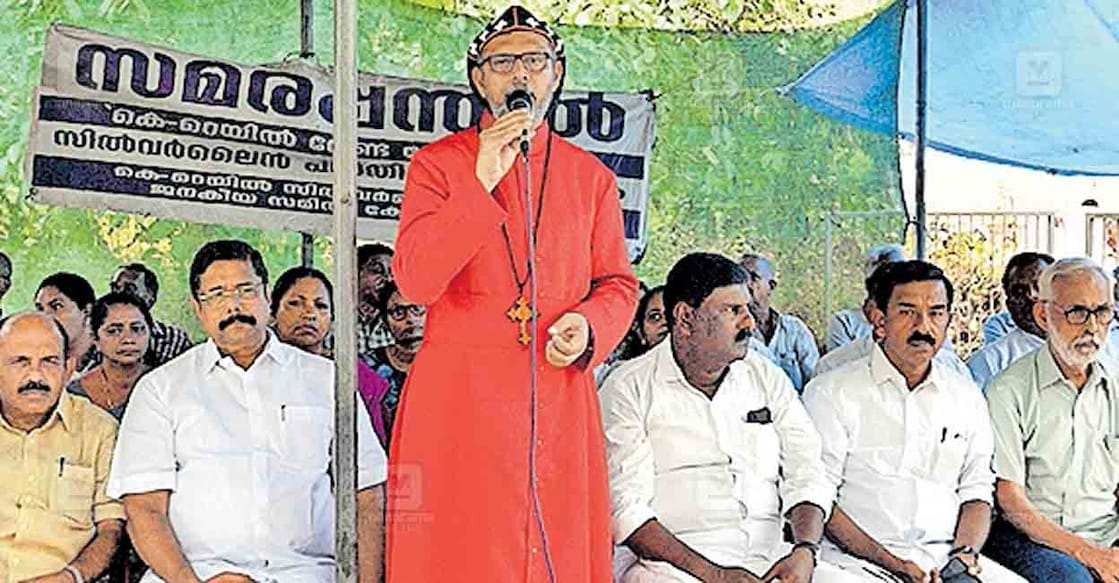 സിൽവർലൈൻ പദ്ധതിക്കെതിരെ മാടപ്പള്ളിയിൽ നടന്ന സമരത്തിന്റെ മൂന്നാം വാർഷികവും സമരപോരാളികളുടെ സംസ്ഥാന സംഗമവും മാടപ്പള്ളി സമരപ്പന്തലിൽ ഡോ. ഗീവർഗീസ് മാർ കൂറിലോസ് ഉദ്ഘാടനം ചെയ്യുന്നു.  