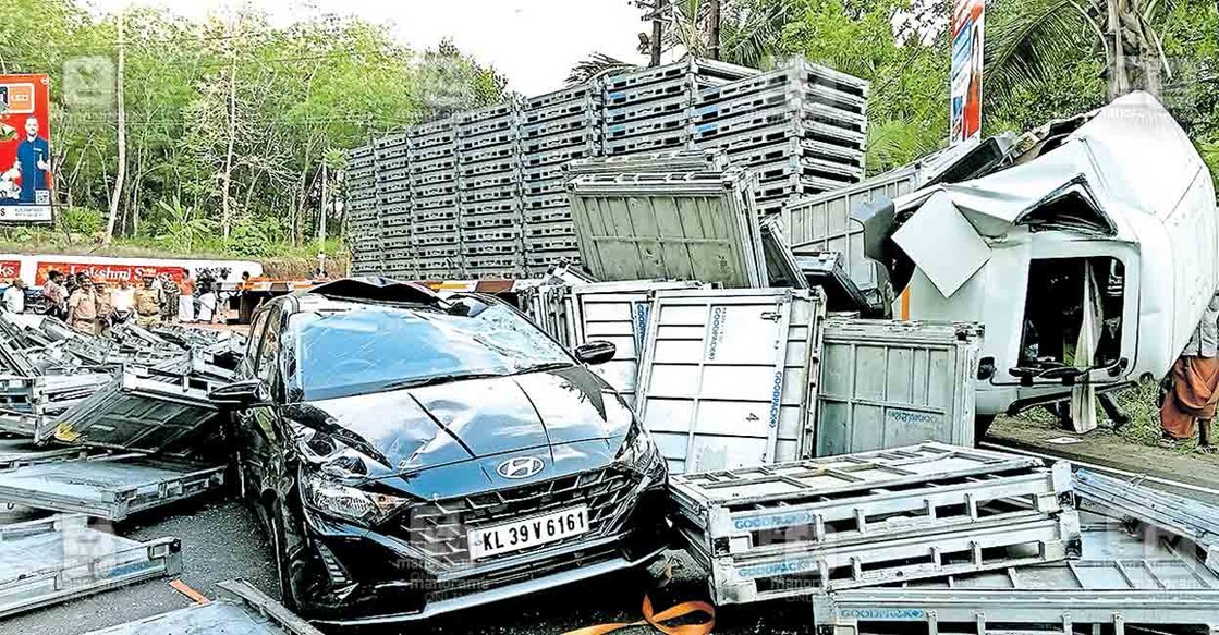 നിയന്ത്രണംവിട്ട കണ്ടെയ്നർ ലോറിയിൽനിന്നു മെറ്റൽ പാക്കിങ് പാലറ്റ് കൂട്ടത്തോടെ കാറിനും ബൈക്കിനും മുകളിലേക്കും റോഡിലേക്കും 
മറിഞ്ഞപ്പോൾ.